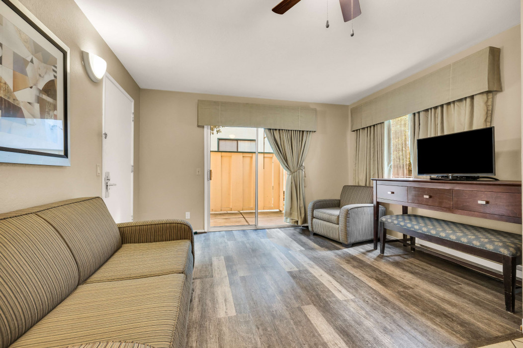 1 King Bed, 1 Bedroom Suite
