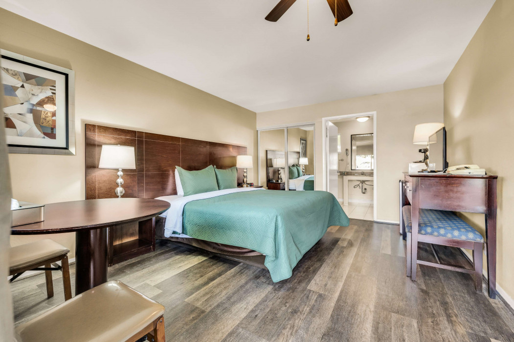 1 Queen Bed