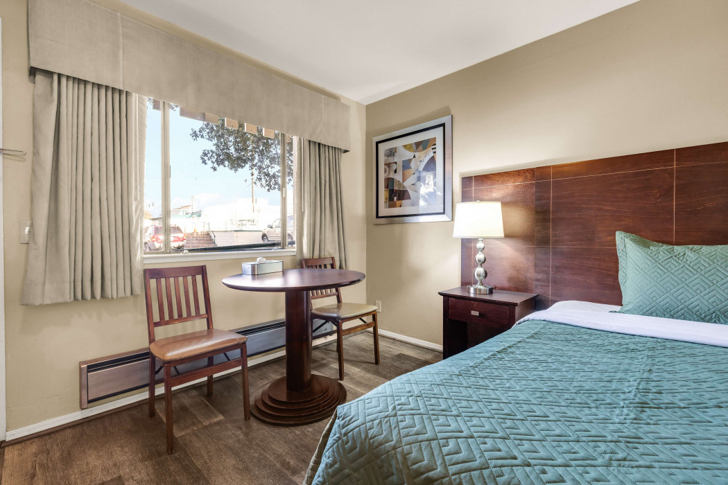 1 Queen Bed