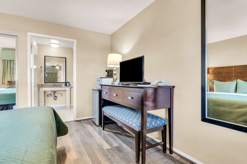 1 Queen Bed